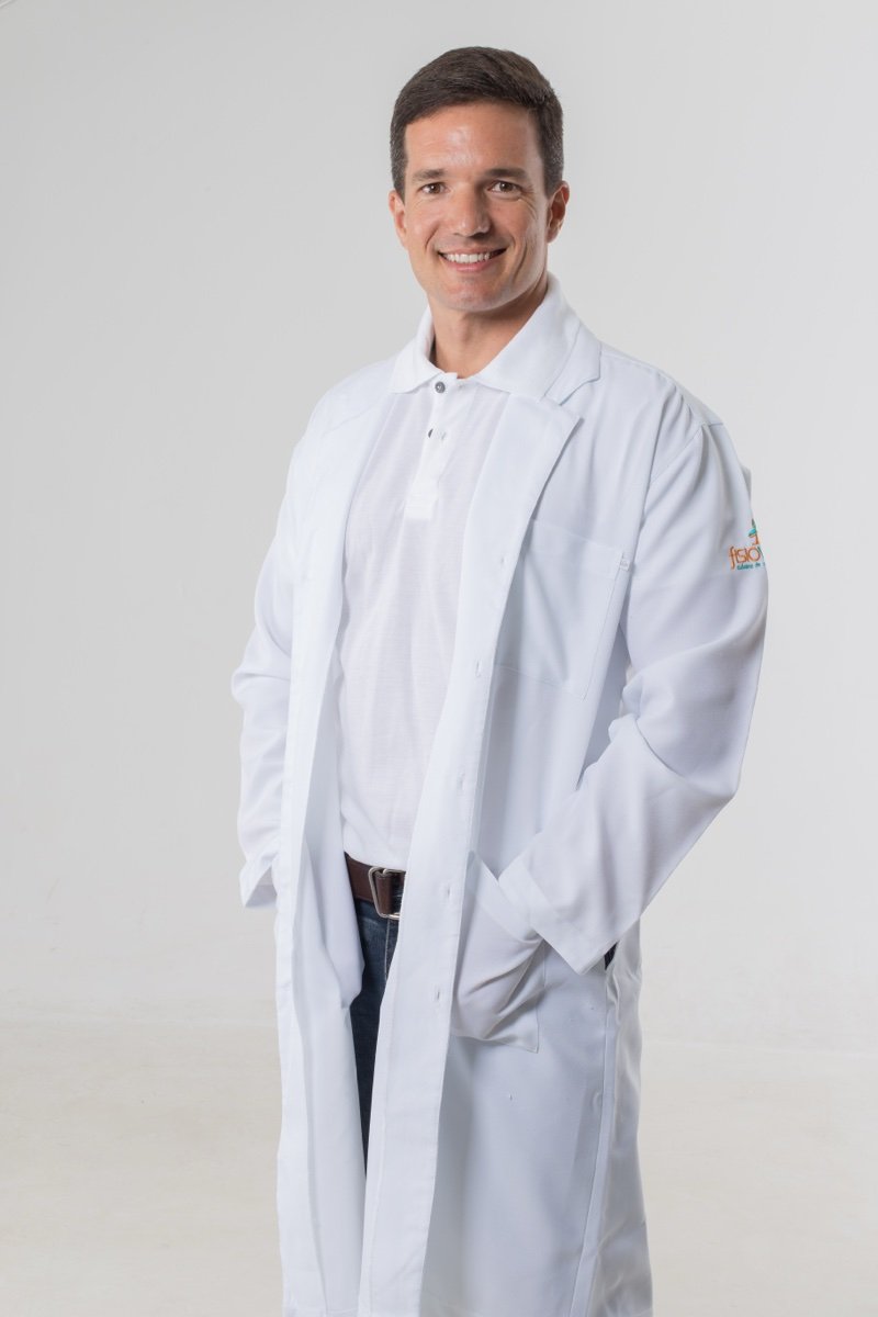 Foto profissional do Lucas Vila Nova de jaleco branco
